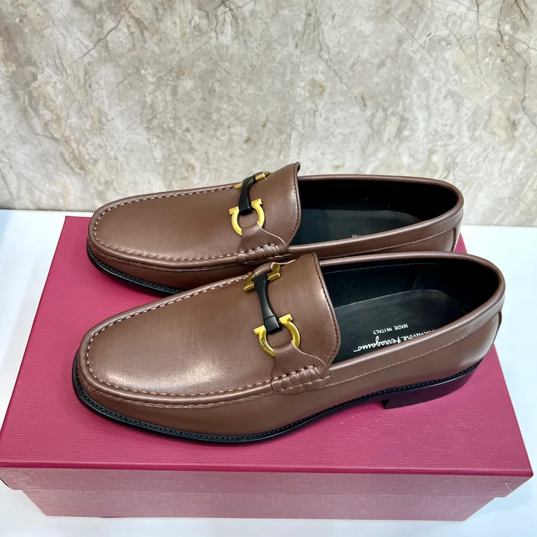 Original order quality P600 Brand: Ferragamo Standard size: Men's size 38/44 (45 can be customized) Grade: Same style as the official website High-quality men's shoes Material: Customized first-layer calfskin with water-dyed cowhide lining Cowhide tiptoe Original non-slip and wear-resistant rubber outsole Style category: Men's formal business leather shoes are young and fashionable European and American trends British style Casual matching Comfortable feet Color: Actual picture